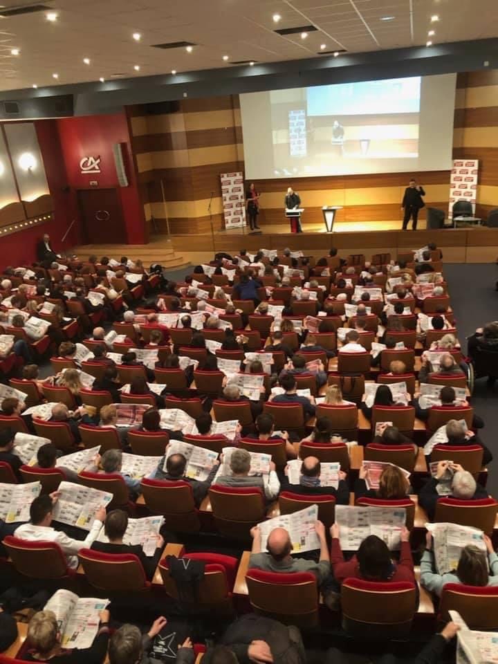 Evènement d'entreprise dans une grande salle comble
