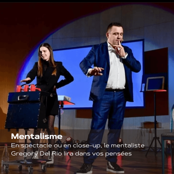 Del Rio sur scène avec une spectatrice en séance de mentalisme