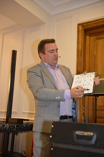 magicien mariage avec un tour de mentalisme