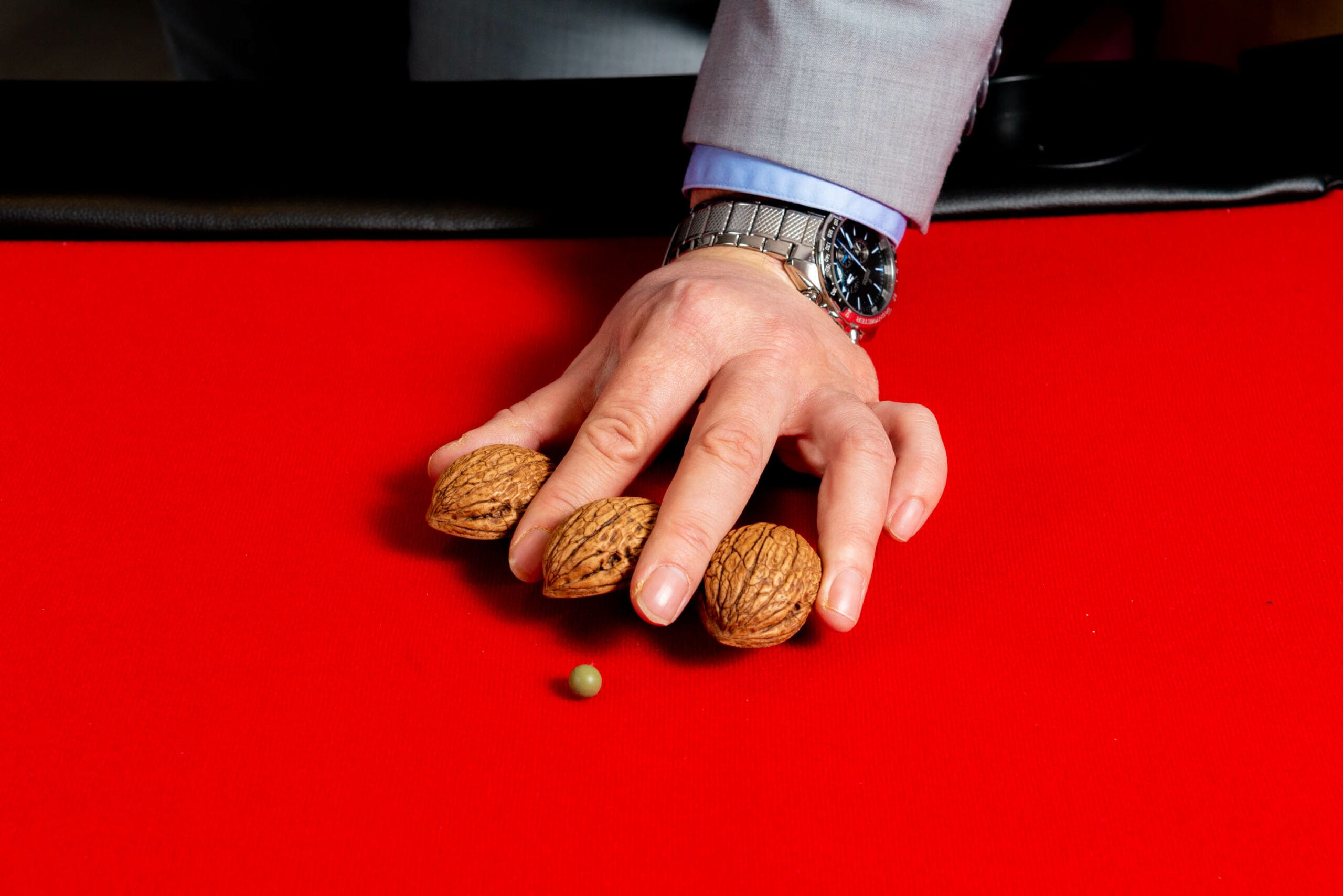 Gregory Del Rio en spectacle de triche avec des coquilles de noix