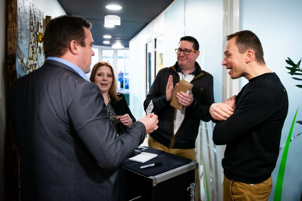 magicien close-up à Compiègne pendant un événement